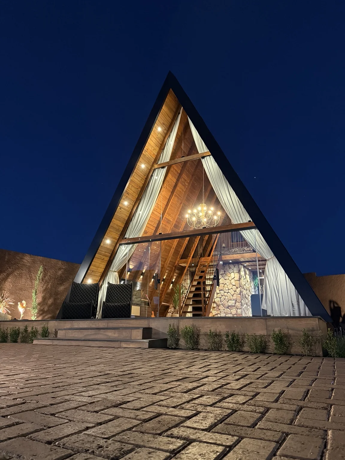 Fachada A-frame iluminada