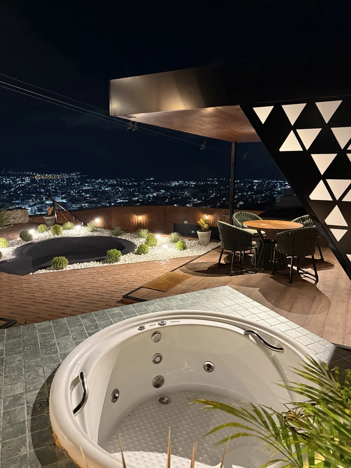 Ofurô externo do Mirante Sertão com vista noturna de Arcoverde